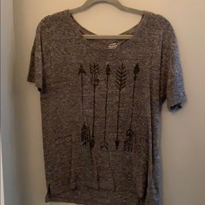gray old navy shirt